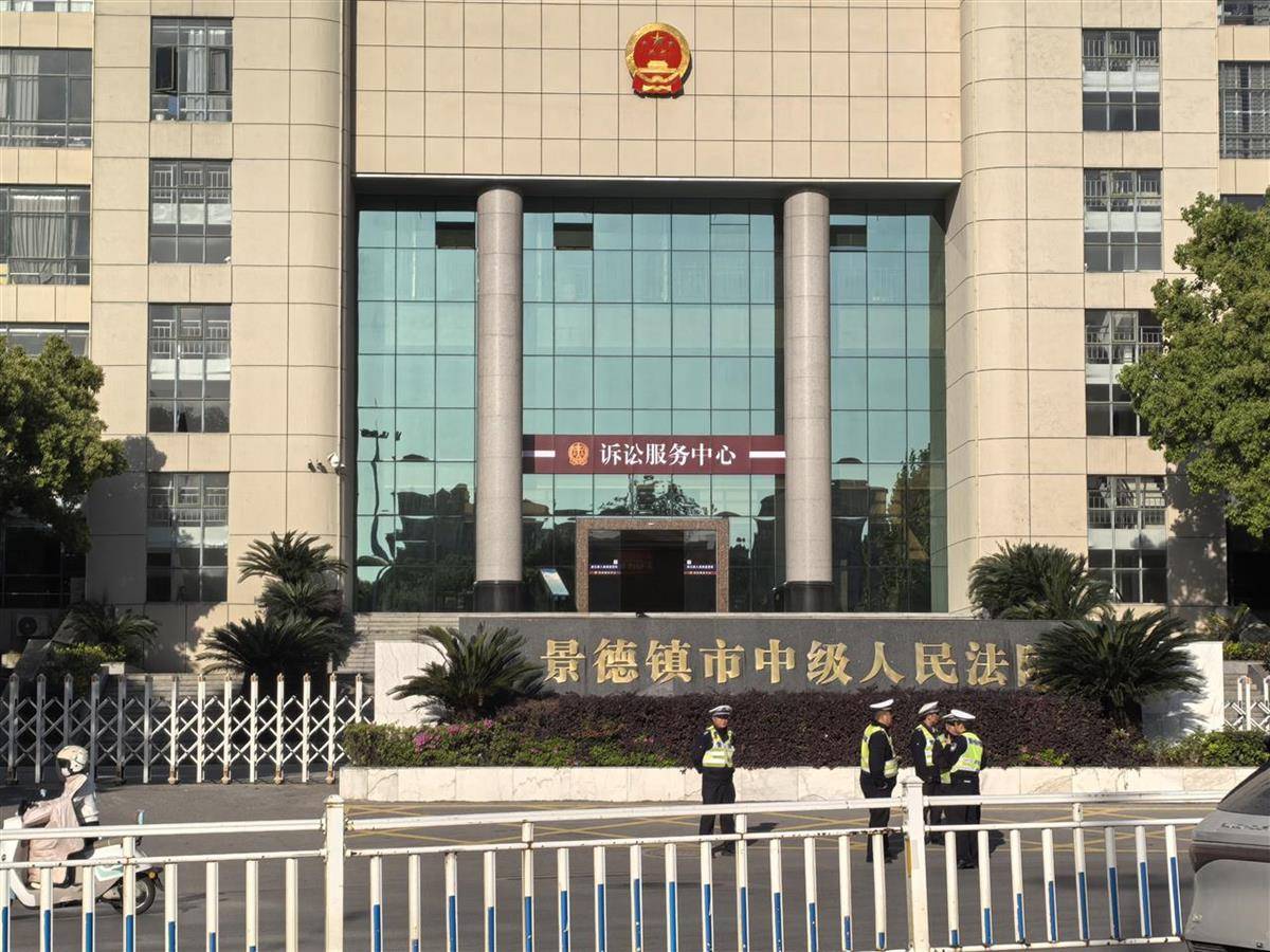 “一家三口被撞亡案”开庭，被告廖某宇当庭鞠躬致歉，死者家属不接受