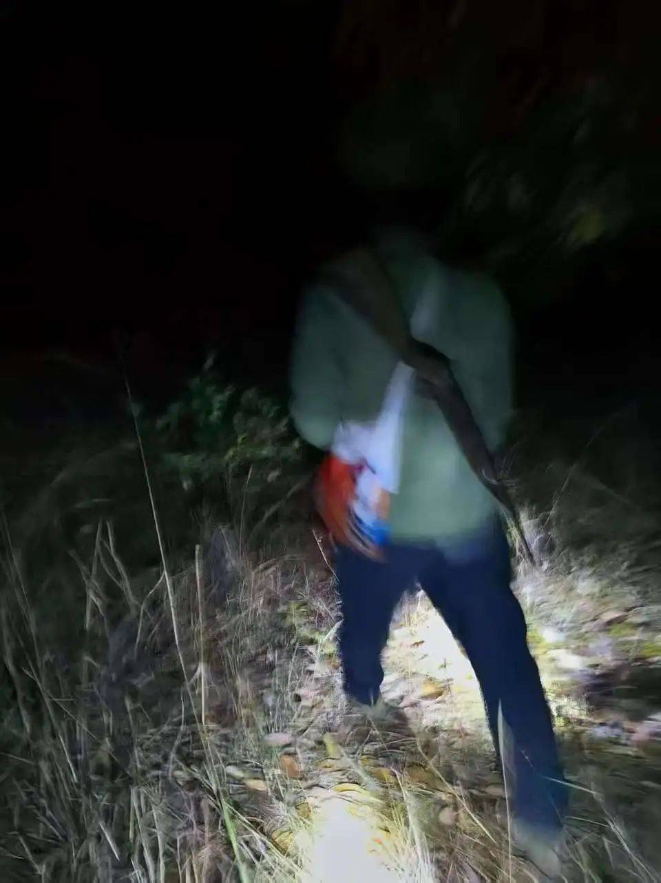 兄弟俩遭 “一周8万元高薪”诱惑出境到缅甸后失联，曾发有人背枪照片