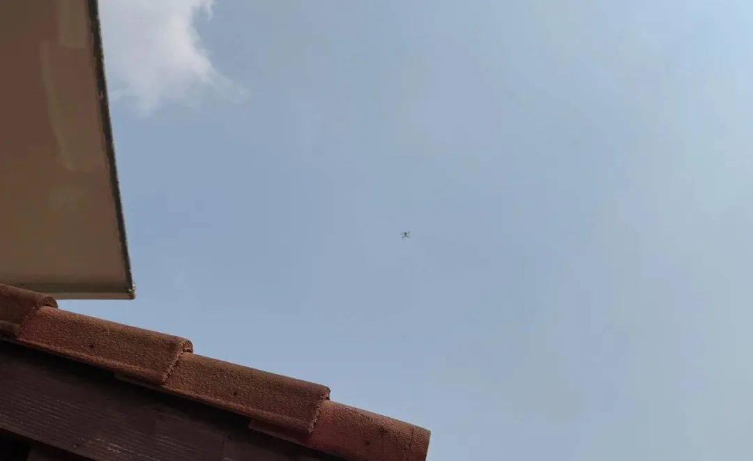 上海一女子在浴场泡澡时，头顶出现无人机，并长时间悬停，商家提醒：请穿泳衣