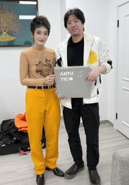 高晓松晒与曾轶可合照发文：16年前没有被口水淹死的坚强女生，今天已经成长得无所畏惧！